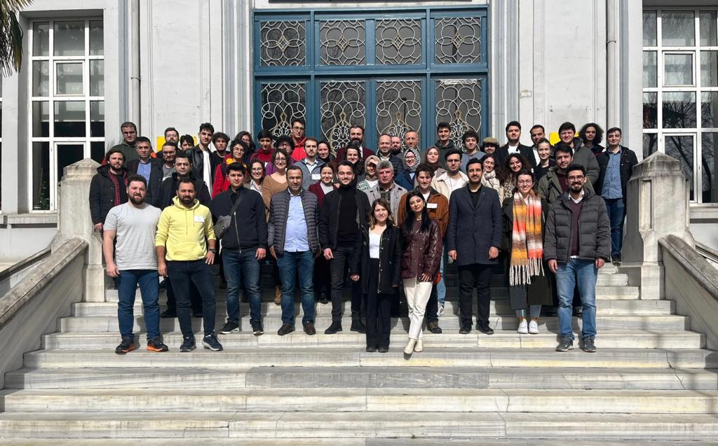 Çapa Fen Lisesi binası ve mezun buluşmasından bir kare